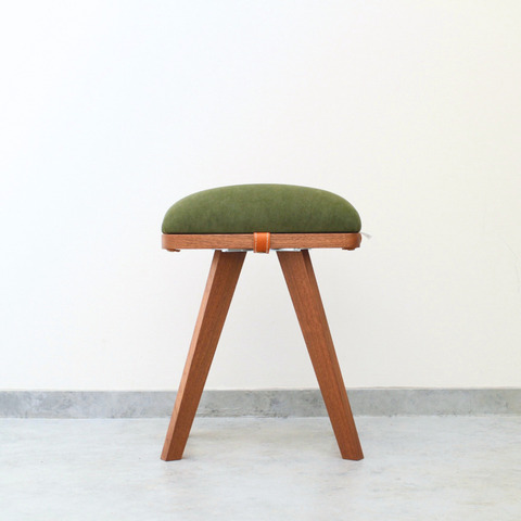 『kakumoko』 stool/khaki &walnut（無垢材）