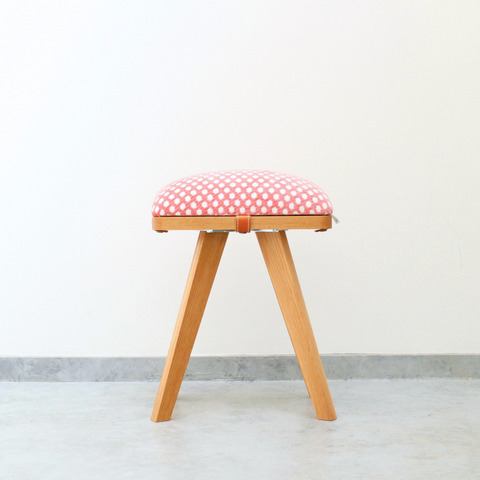 『kakumoko』  stool /pink dot & oak（無垢材）