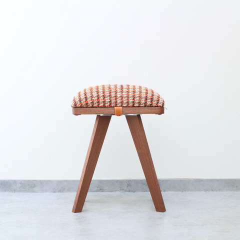 『kakumoko』stool /LINTON brown mix & walnut（無垢材）