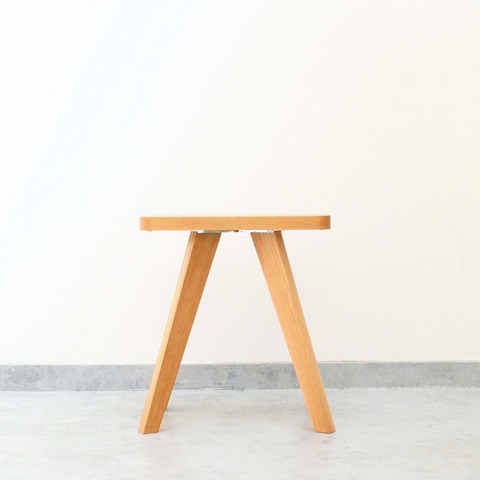 シンプルな木のスツール『kakumoko』stool / & oak（無垢材）